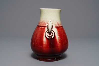 Un vase de forme hu en porcelaine de Chine langyao, Qianlong