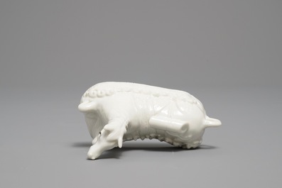 Un mod&egrave;le d'un cheval en porcelaine blanc de Chine de Dehua sur socle sculpt&eacute;, Kangxi
