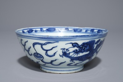 Een Chinese blauwwitte kom met een draak en een feniks, Wanli