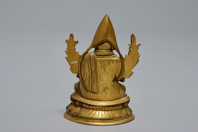 A Sino-Tibetan gilt bronze figure of Tsongkhapa, 18/19th C.