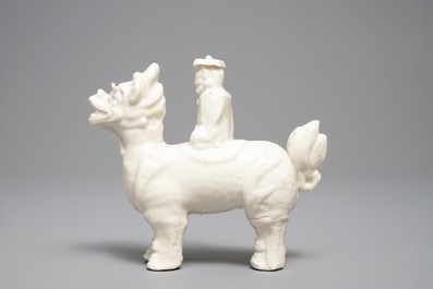 Een Chinees Dehua blanc de Chine model van een man op een qilin, Kangxi