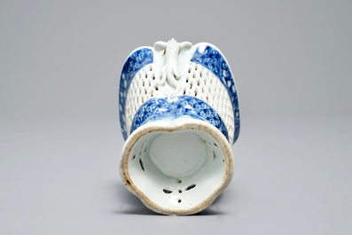 Een Chinese ajour bewerkte dubbelwandige blauwwitte kan, Qianlong