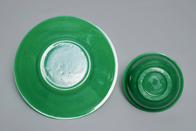 A Chinese green Peking glass bowl on stand, 19/20th C.
