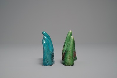 Twee Chinese turquoise geglazuurde en verte biscuit penselenrusten, Kangxi