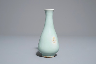 Een Chinese flesvormige qingbai vaas, Yuan of Ming