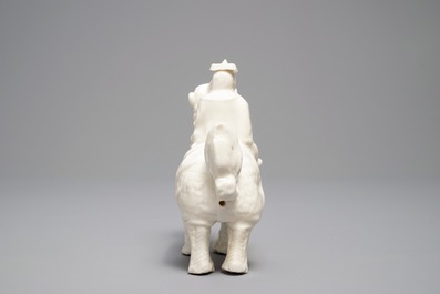 Un mod&egrave;le d'un homme sur qilin en porcelaine blanc de Chine de Dehua, Kangxi