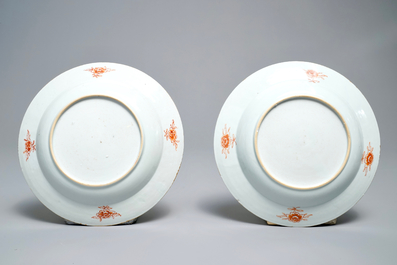 Une paire d'assiettes armori&eacute;es en porcelaine de Chine verte-Imari pour le march&eacute; Anglais, blason de Yonge, Yongzheng