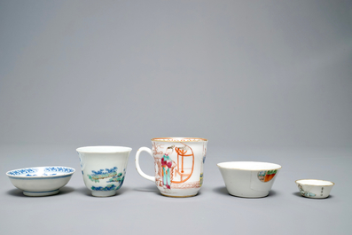 Twee Chinese famille rose en verte koppen en drie kommetjes, div. merken, 18/19e eeuw