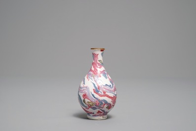 Een ongewone Chinese miniatuur faux-marbre vaas, 18e eeuw