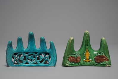 Deux reposes-pinceaux en porcelaine de Chine turquoise monochrome et biscuit &eacute;maill&eacute; vert, Kangxi