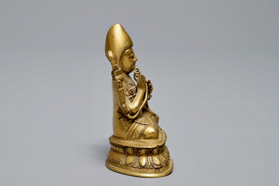 Een Sino-Tibetaanse verguld bronzen figuur van Tsongkhapa, 18/19e eeuw