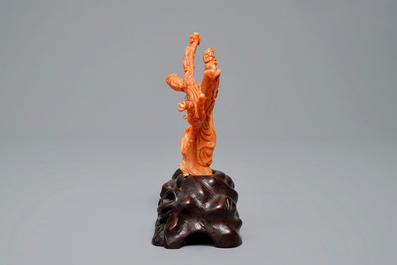 Un groupe en corail sculpt&eacute; &agrave; d&eacute;cor de deux femmes, Chine, 19/20&egrave;me