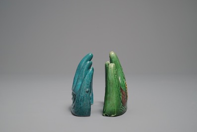 Deux reposes-pinceaux en porcelaine de Chine turquoise monochrome et biscuit &eacute;maill&eacute; vert, Kangxi