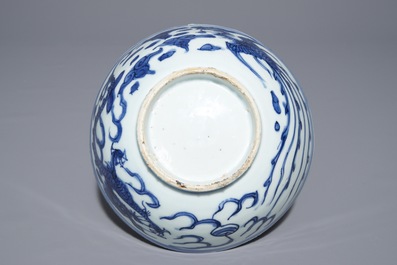 Un bol en porcelaine de Chine bleu et blanc &agrave; d&eacute;cor de 'dragon et ph&eacute;nix' , Wanli