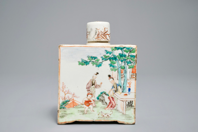 Een vierkante Chinese famille rose theebus met figuren in een landschap, Qianlong