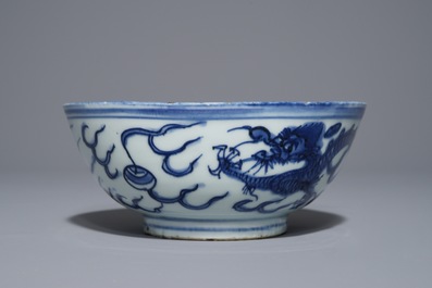 Een Chinese blauwwitte kom met een draak en een feniks, Wanli