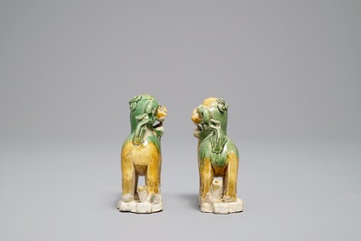 Une paire de portes-encens en biscuit &eacute;maill&eacute; verte en forme de lions, &eacute;pave Ca Mau, Yongzheng