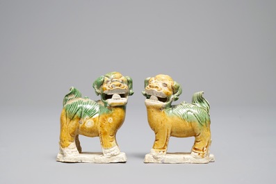 Een paar Chinese verte biscuit wierookhouders in de vorm van leeuwen, Ca Mau scheepswrak, Yongzheng