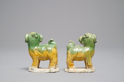 Une paire de portes-encens en biscuit &eacute;maill&eacute; verte en forme de lions, &eacute;pave Ca Mau, Yongzheng