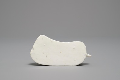 Un mod&egrave;le d'un cheval en porcelaine blanc de Chine de Dehua sur socle sculpt&eacute;, Kangxi