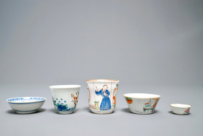 Deux tasses et trois bols en porcelaine de Chine famille rose et verte, marques divers, 18/19&egrave;me