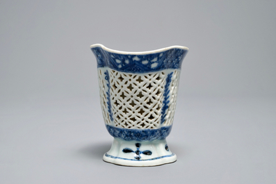 Une verseuse ajour&eacute;e &agrave; double parois en porcelaine de Chine bleu et blanc, Qianlong