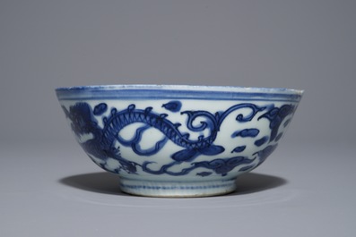 Un bol en porcelaine de Chine bleu et blanc &agrave; d&eacute;cor de 'dragon et ph&eacute;nix' , Wanli