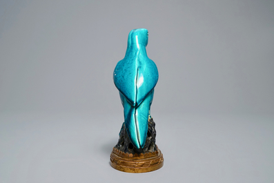 Un perroquet en porcelaine de Chine &eacute;maill&eacute; turquoise mont&eacute; sur socle en bronze dor&eacute;, Kangxi