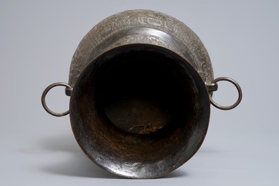 Een Chinese bronzen hu vaas met reli&euml;fdecor, 17/18e eeuw