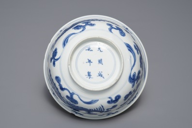 Un bol en porcelaine de Chine bleu et blanc &agrave; d&eacute;cor de ph&eacute;nix, marque de Chenghua, Kangxi