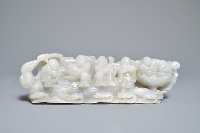 Un groupe en jade blanc figurant des gar&ccedil;ons sur socle en bois sculpt&eacute;, Qing