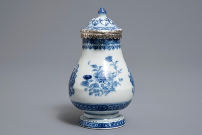 Une verseuse armori&eacute;e en porcelaine de Chine bleu et blanc &agrave; monture en argent, Qianlong
