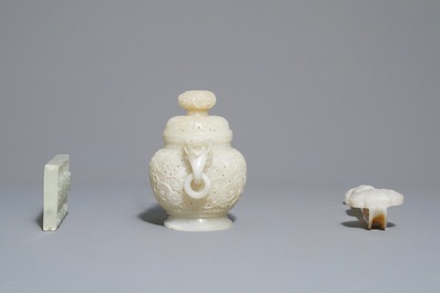 Een Chinese jade wierookbrander, ruyi scepter en een telraam, 19/20e eeuw
