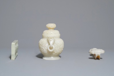 A Chinese reticulated jade incense burner, a ruyi scepter and an abacus, 19/20th C.