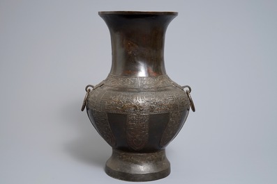 Een Chinese bronzen hu vaas met reli&euml;fdecor, 17/18e eeuw