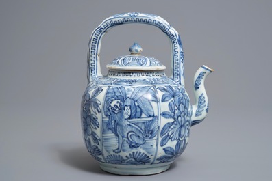 A Chinese blue and white kraak porcelain wine jug and cover, Wanli