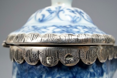 Une verseuse armori&eacute;e en porcelaine de Chine bleu et blanc &agrave; monture en argent, Qianlong