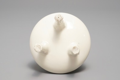 Un br&ucirc;le-parfum tripod en porcelaine blanc de Chine, marque en creux, Kangxi