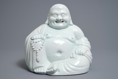 Un mod&egrave;le de Bouddha en porcelaine blanc de Chine, marque en creux, 19/20&egrave;me