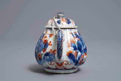 Een Chinese Imari-stijl theepot en een bord met vogel op perkamentrol, Kangxi/Yongzheng