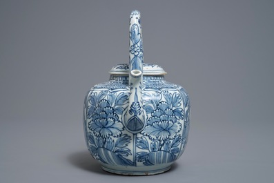 A Chinese blue and white kraak porcelain wine jug and cover, Wanli