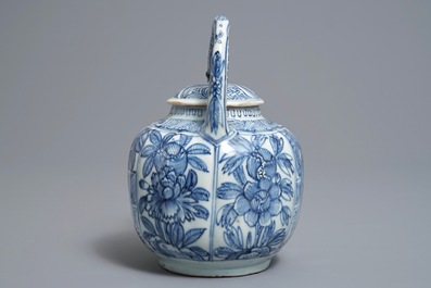 A Chinese blue and white kraak porcelain wine jug and cover, Wanli