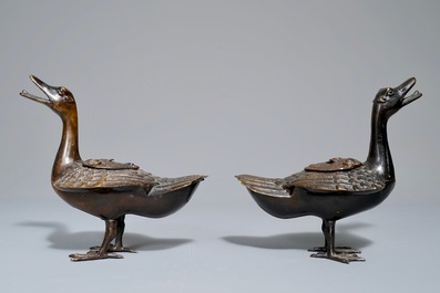 A pair of Chinese bronze duck-shaped incense burners and covers, 18/19th C.