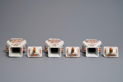 Trois vases couverts en porcelaine de Chine famille rose &agrave; d&eacute;cor mandarin, Qianlong