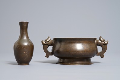 Un br&ucirc;le-parfum et un vase en bronze incrust&eacute; d'argent, marque Shishou, 19&egrave;me
