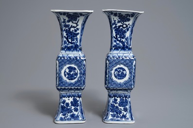 Une paire de vases de forme gu en porcelaine de Chine bleu et blanc, Kangxi