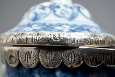 Une verseuse armori&eacute;e en porcelaine de Chine bleu et blanc &agrave; monture en argent, Qianlong