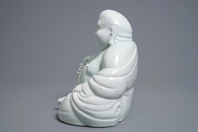 Een Chinese blanc de Chine figuur van Boeddha, zegelmerk, 19/20e eeuw