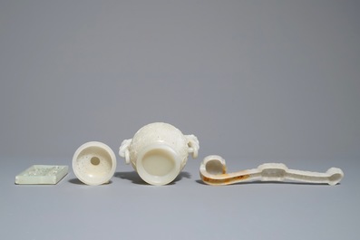 A Chinese reticulated jade incense burner, a ruyi scepter and an abacus, 19/20th C.