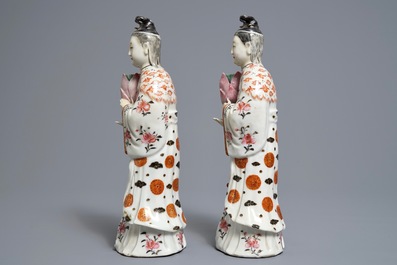 Une paire de bougeoirs en forme de femmes en porcelaine de Chine famille rose, Qianlong